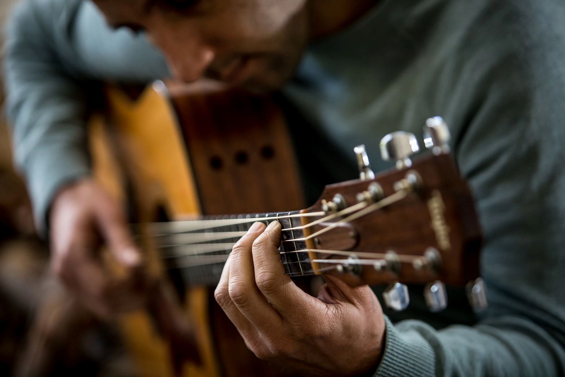 How To Play Folk Music On The Guitar