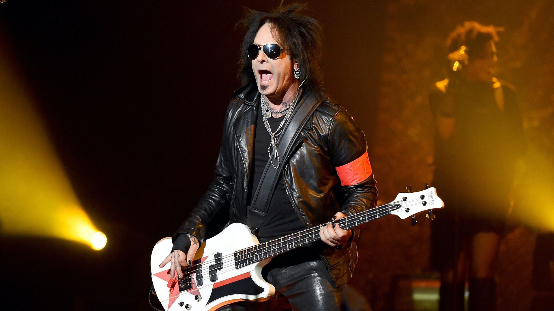 What Bass Does Nikki Sixx Play