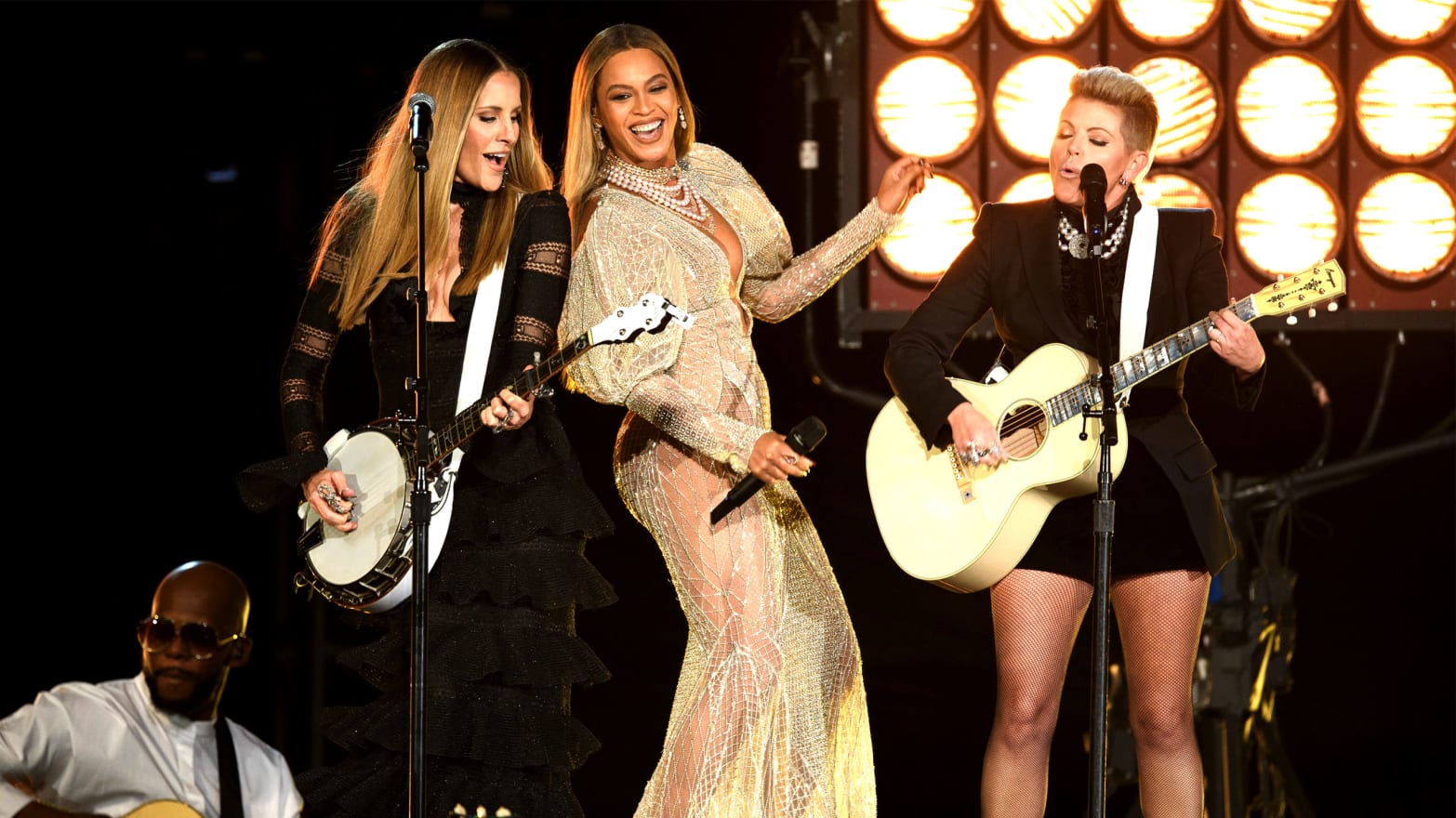 What Did Beyonce Do At Country Music Awards?