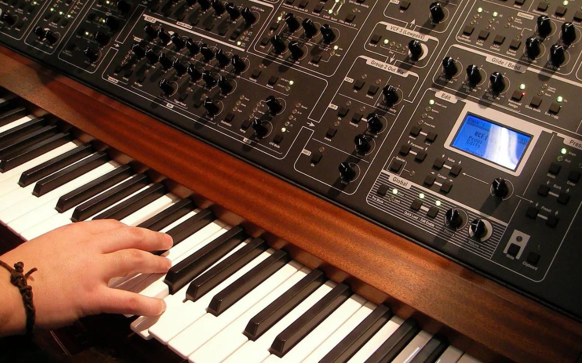 What Is A Synthesizer And How Does It Work