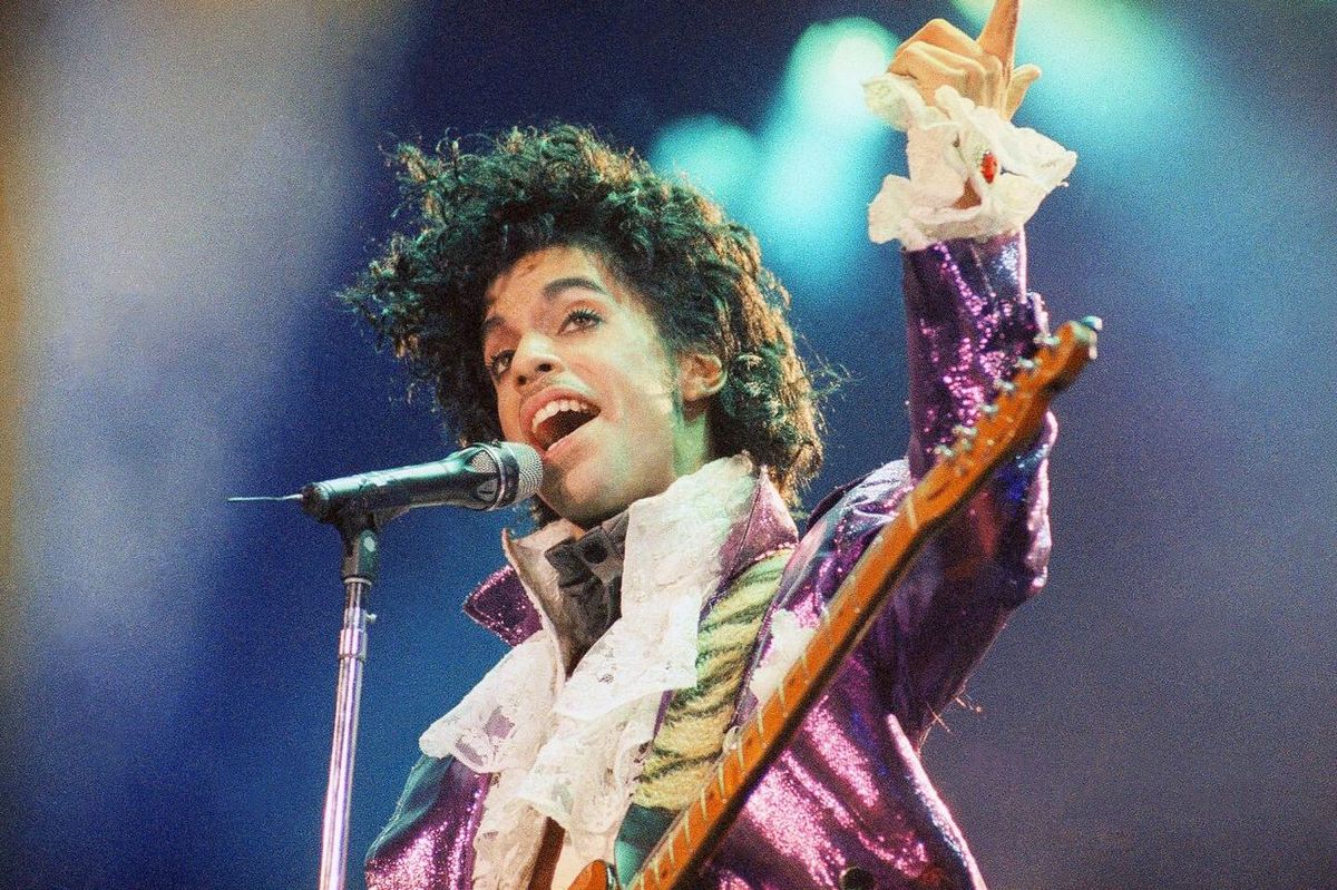 What Song Did Prince Perform At The 1985 American Music Awards?