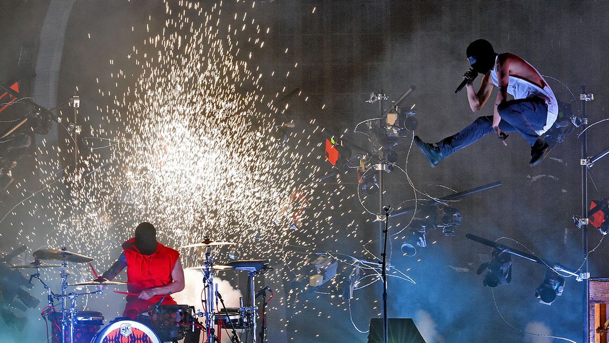 When Does Twenty One Pilots Preform In The American Music Awards?