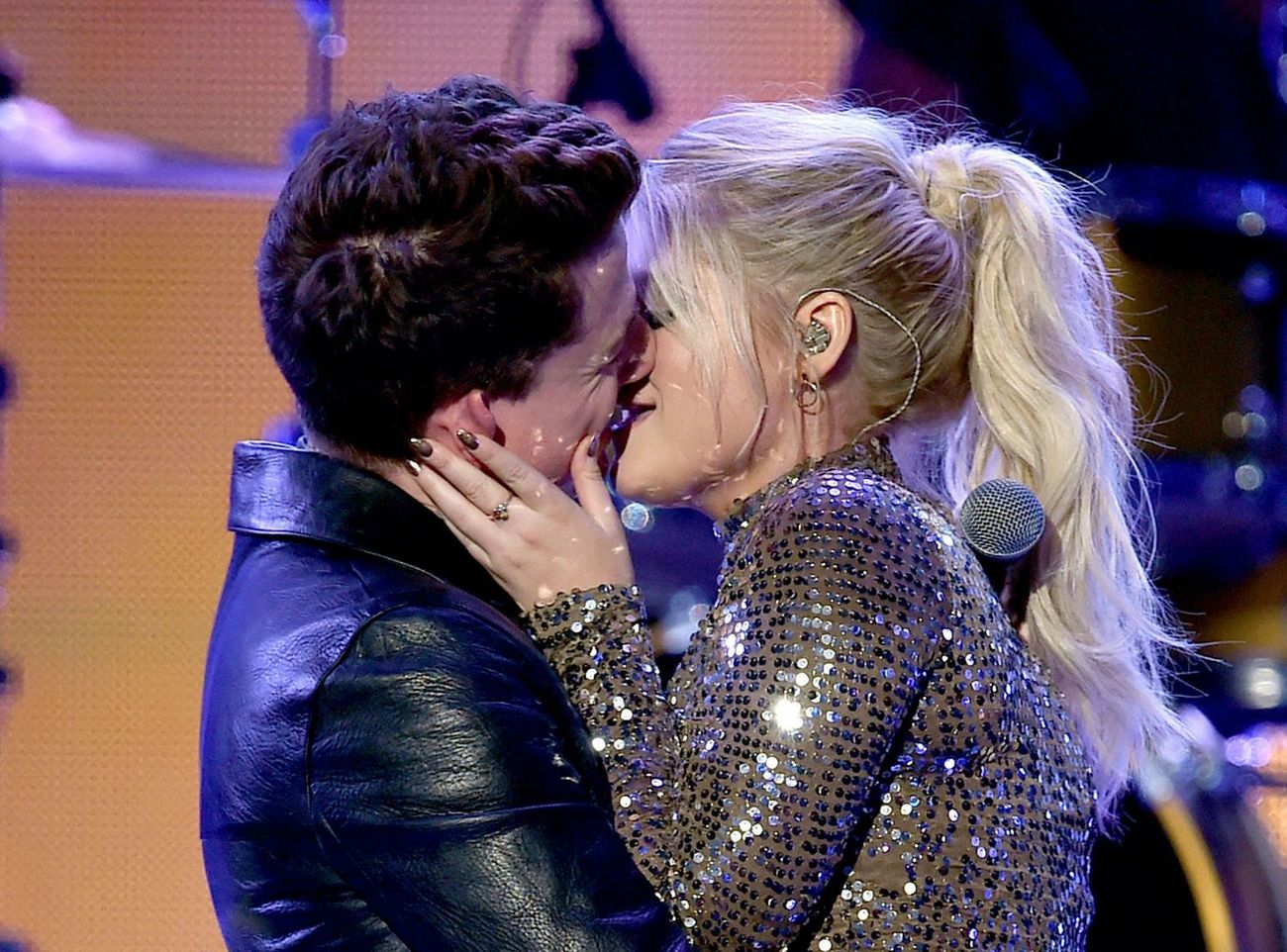 Who Was Kissing At The American Music Awards