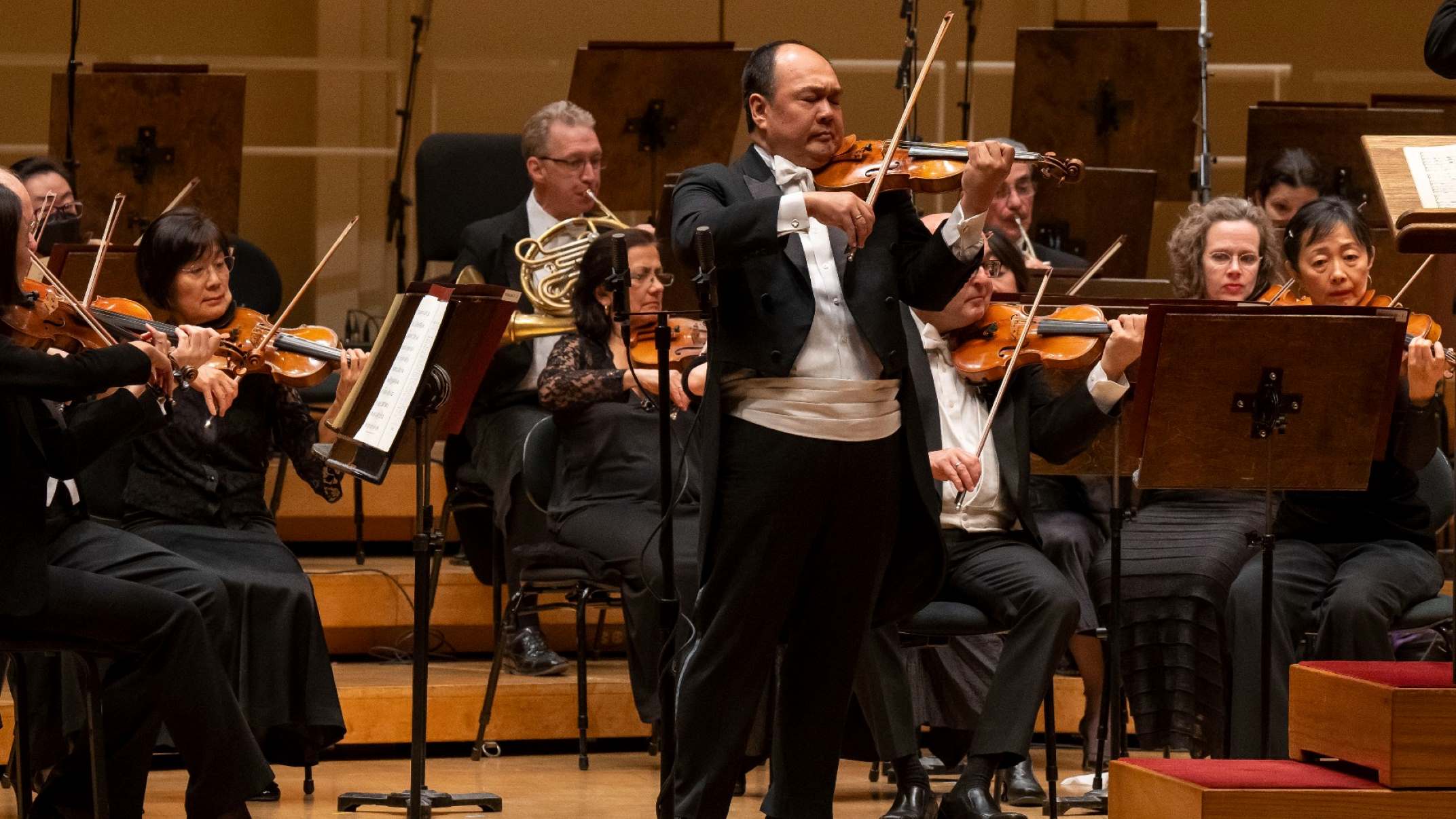 In A Symphony Orchestra What Instrument Is Played By The Concertmaster?