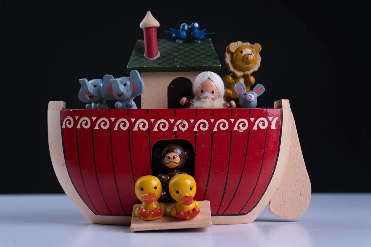 Noahs Ark Wind Up Music Box Figurine Plays How Great Thou Art