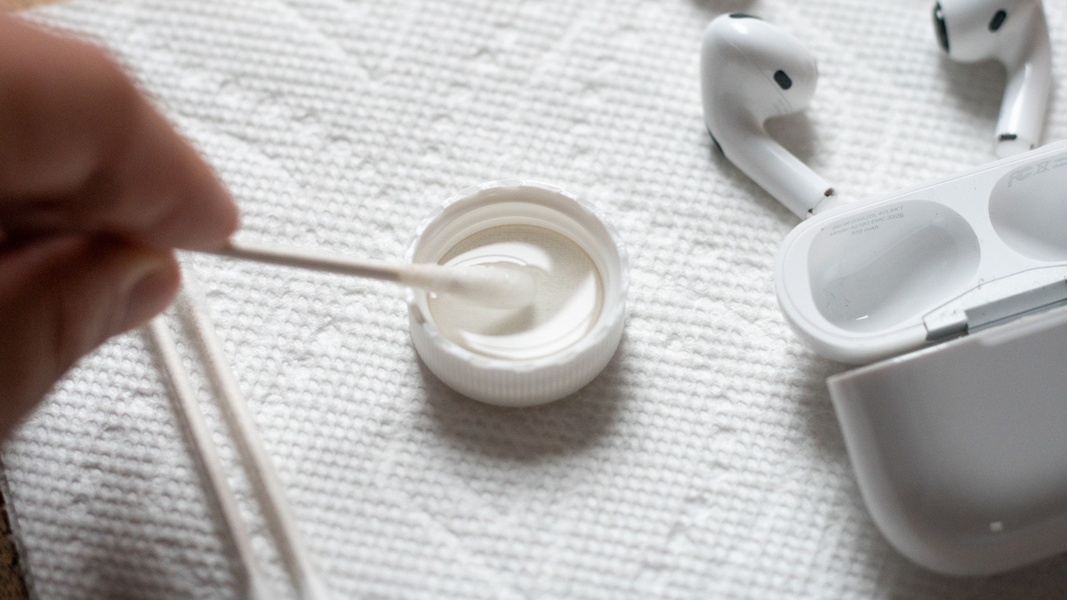 How To Clean The Microphone On AirPods