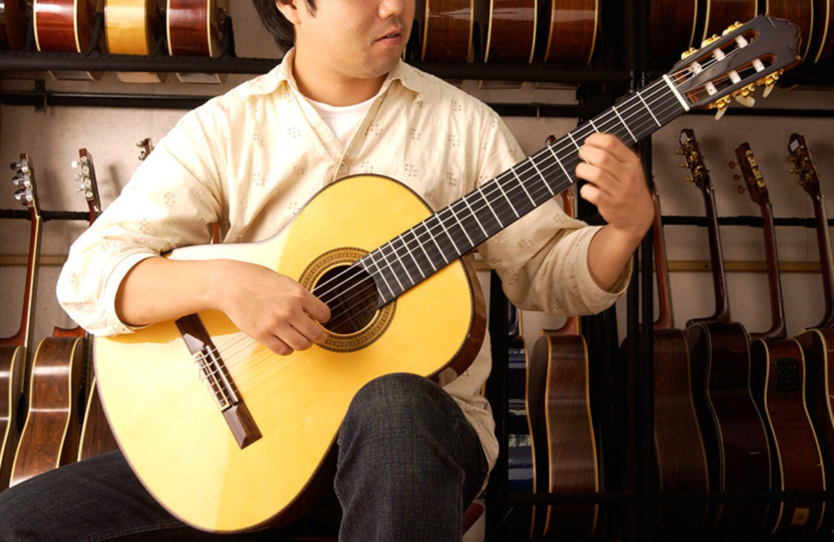 How To Hold A Classical Guitar