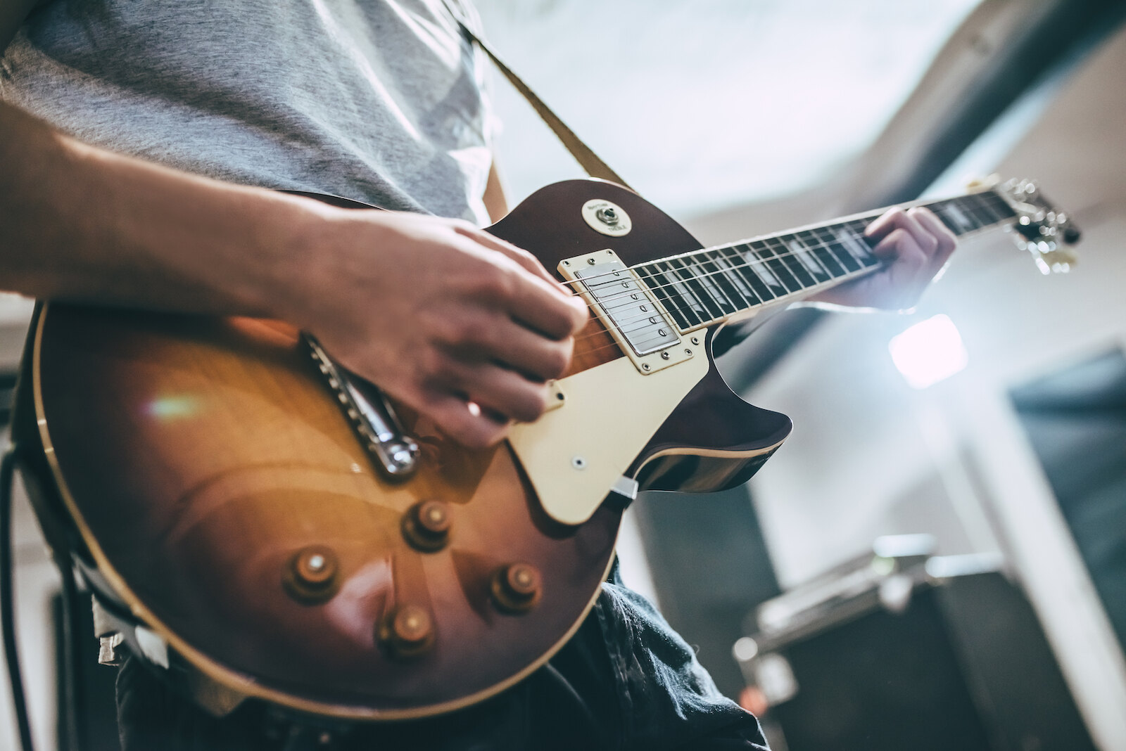 How To Play An Electric Guitar