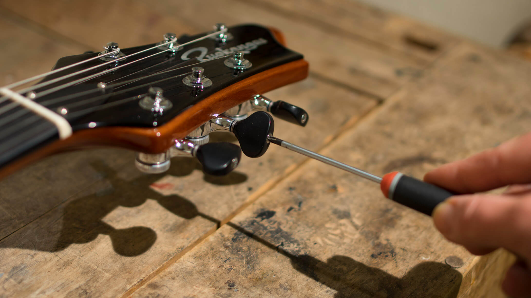 How To Tighten Tuning Pegs On Acoustic Guitar