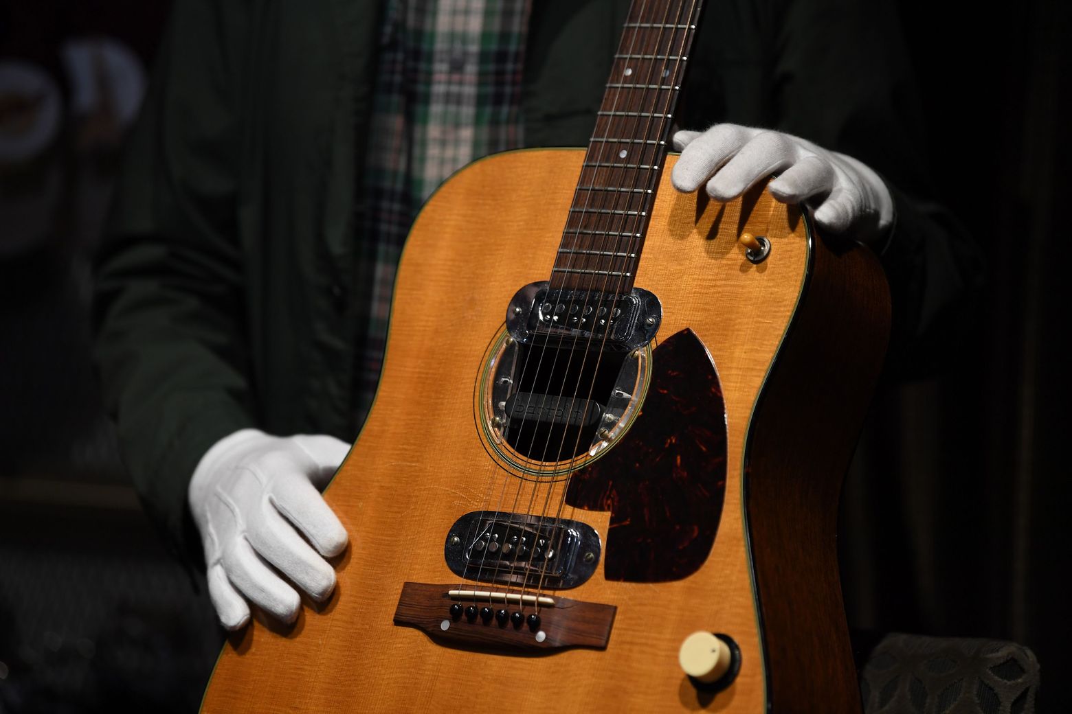 What Acoustic Guitar Did Kurt Cobain Use