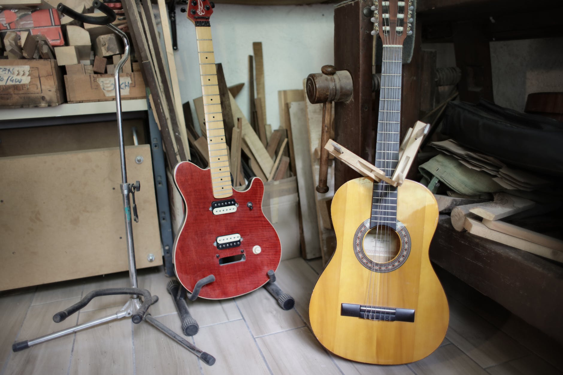 Which Is Better: Electric Or Acoustic Guitar
