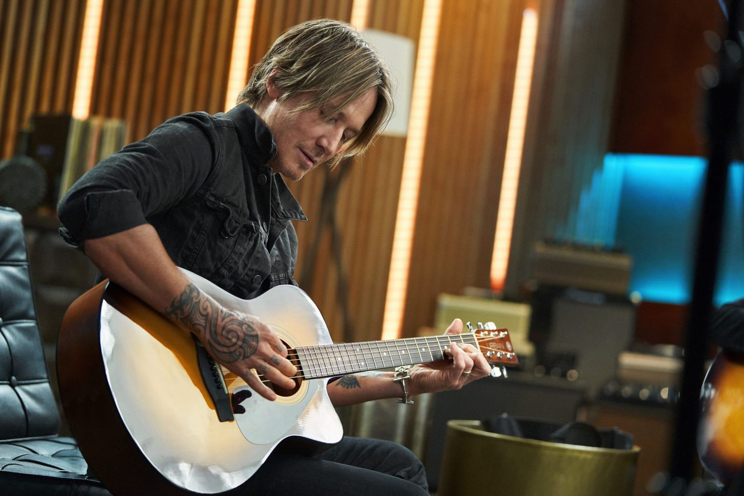 Who Makes Keith Urban Acoustic Guitar